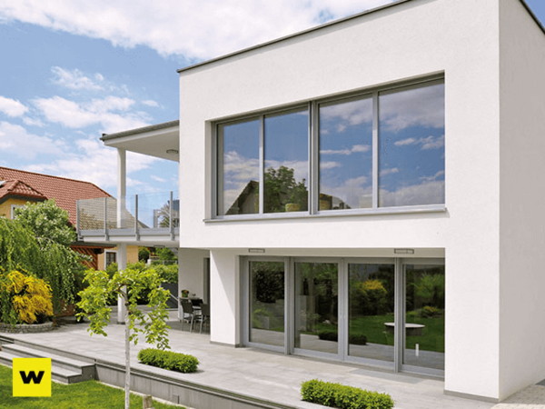 Modernes Einfamilienhaus mit großen Fenstern und Terrasse im gepflegten Garten